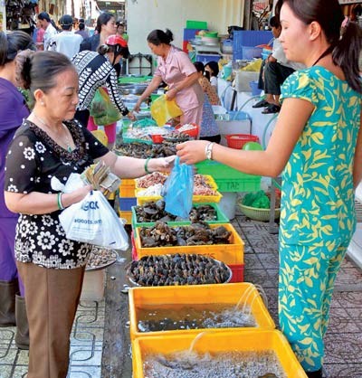 People buy seafood at Ben Thanh Market, Ho Chi Minh City. (Photo: SGGP) People buy seafood at Ben Thanh Market, Ho Chi Minh City. (Photo: SGGP)